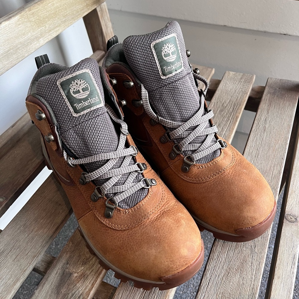 Timberland waterproof mid hiking boot, never worn. Men’s size 11.
